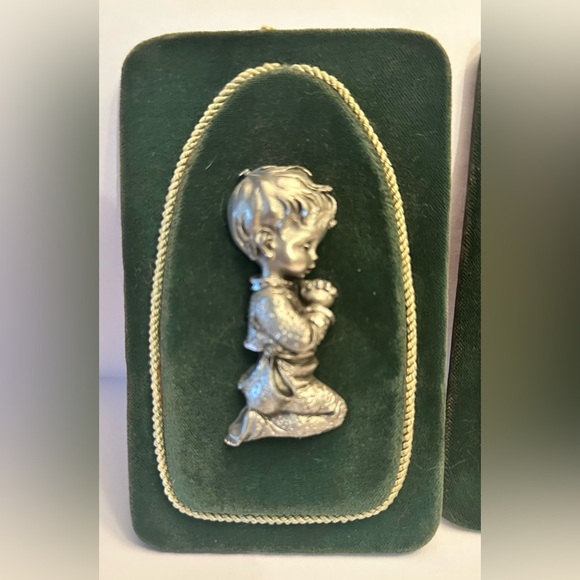 1940's Petro Cesellato A Mano Pewter on Blue Velvet Praying Children Plaques 5" - Picture 2 of 5